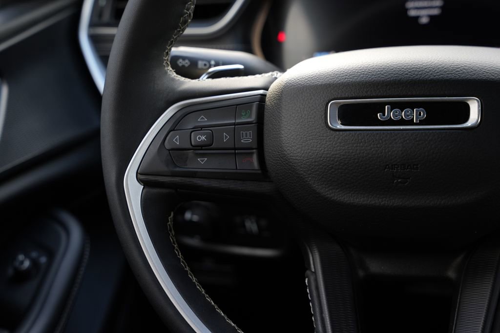 Used 2023 Jeep Grand Cherokee L Laredo image 8