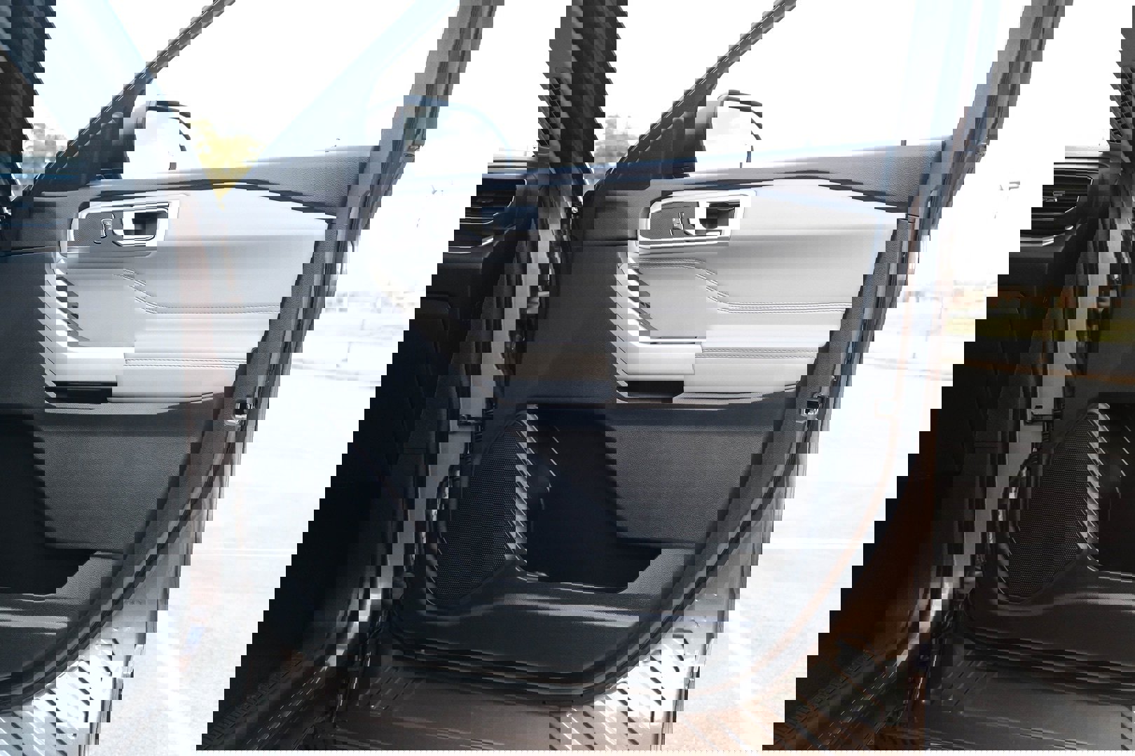 Used 2021 Ford Explorer XLT w/ Equipment Group 202A image 25