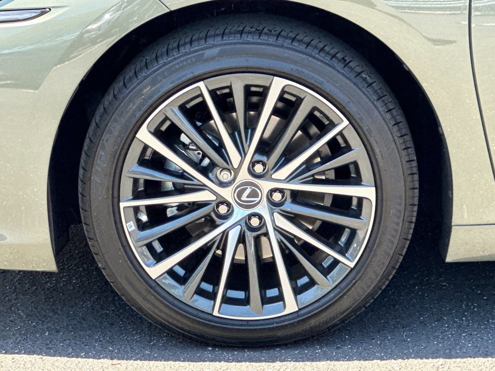 Used 2025 Lexus ES 300h w/ Premium Package FWD image 30