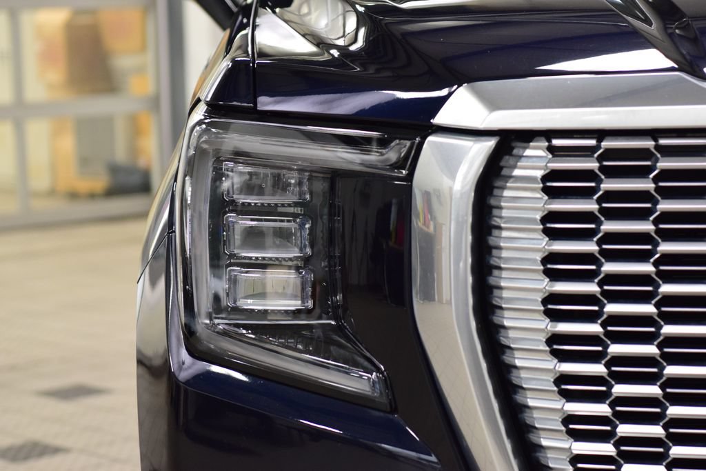 Used 2023 GMC Yukon XL Denali AWD/4WD image 12