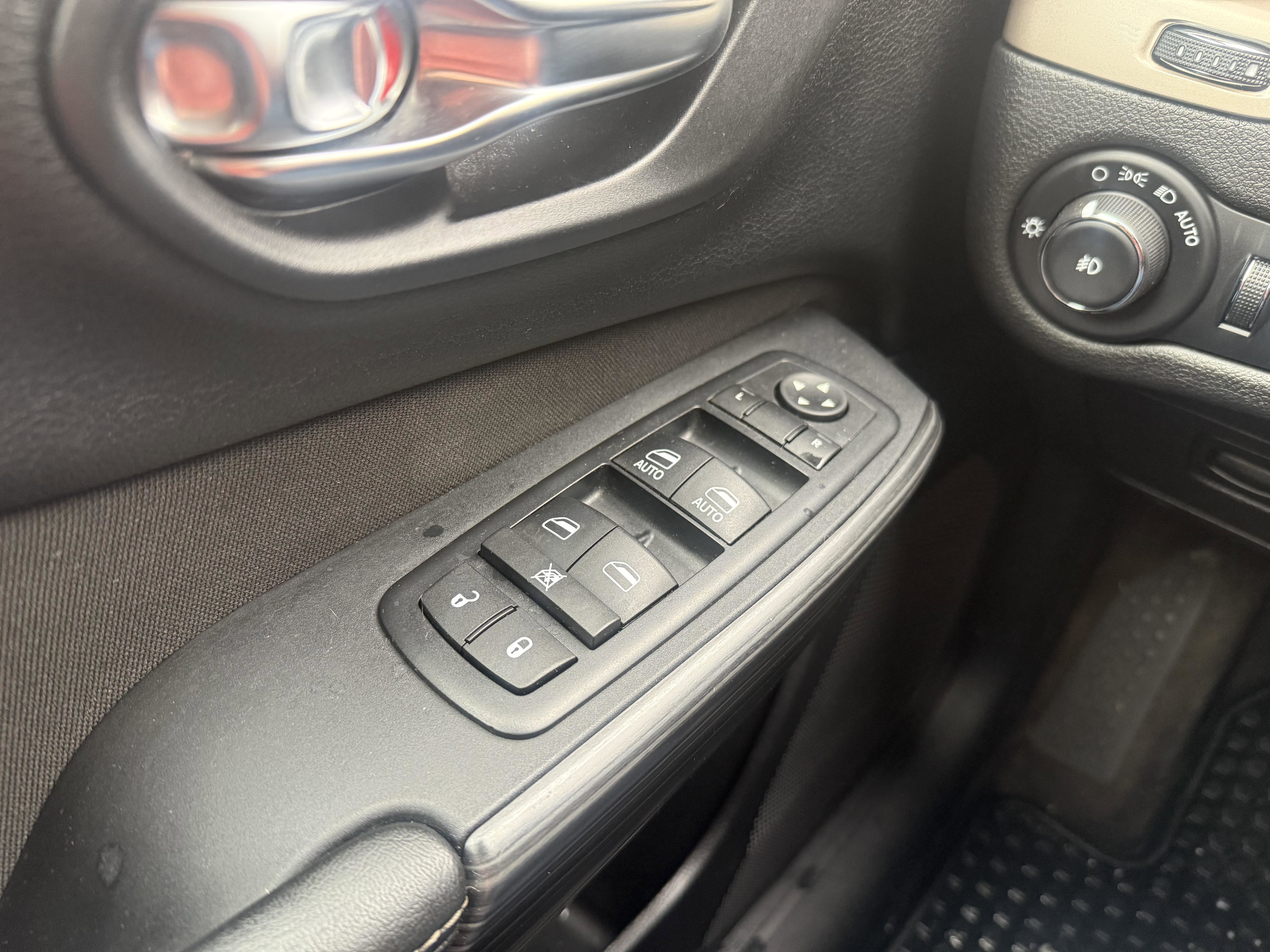 Used 2017 Jeep Cherokee Latitude w/ Cold Weather Group image 26