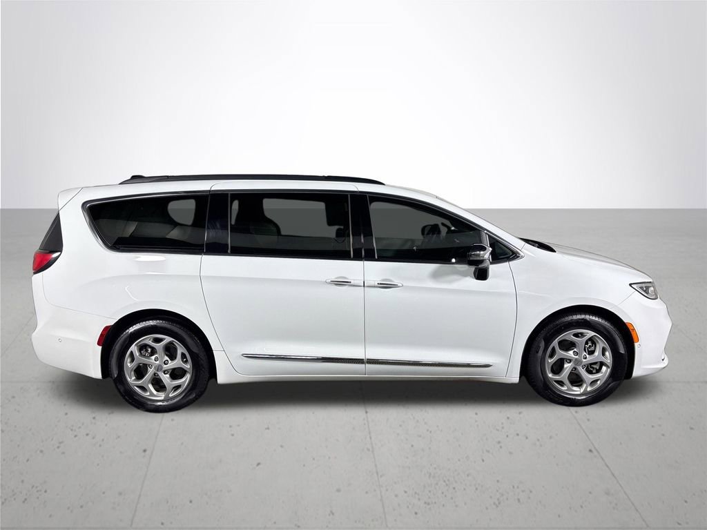 Used 2023 Chrysler Pacifica Limited w/ Uconnect Theater Family Group image 5
