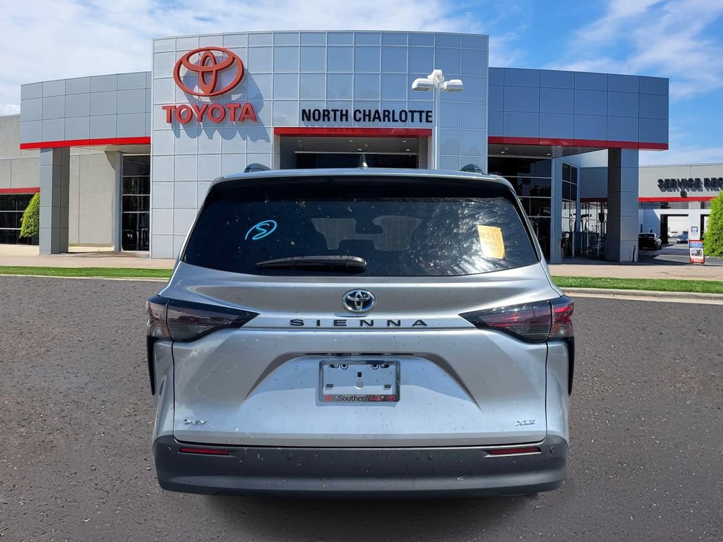 Used 2025 Toyota Sienna XLE w/ XLE Plus Package FWD image 7