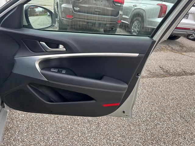 Used 2024 Genesis G70 2.5T image 30