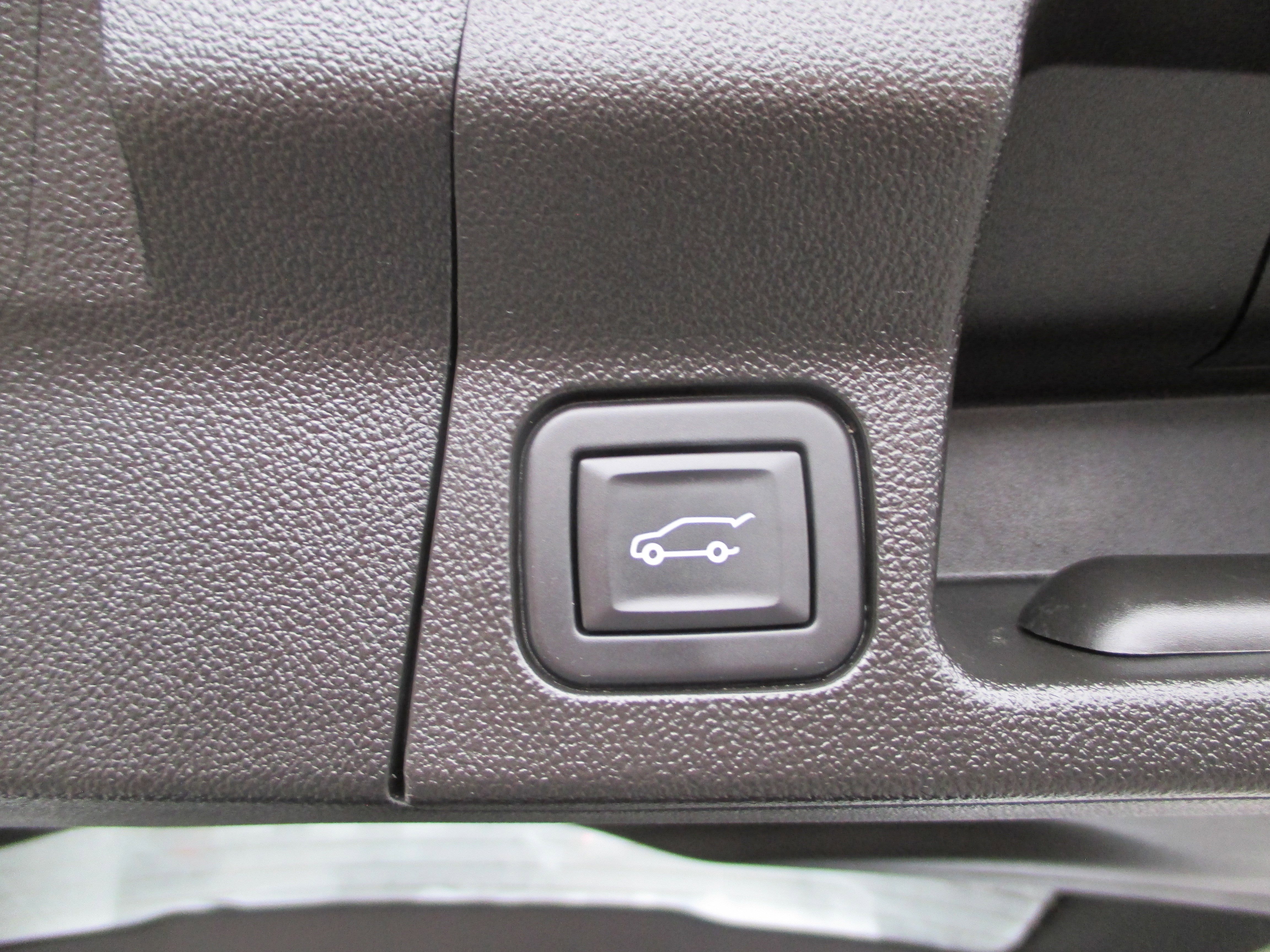 Used 2023 GMC Acadia SLE w/ Driver Convenience Package FWD image 11