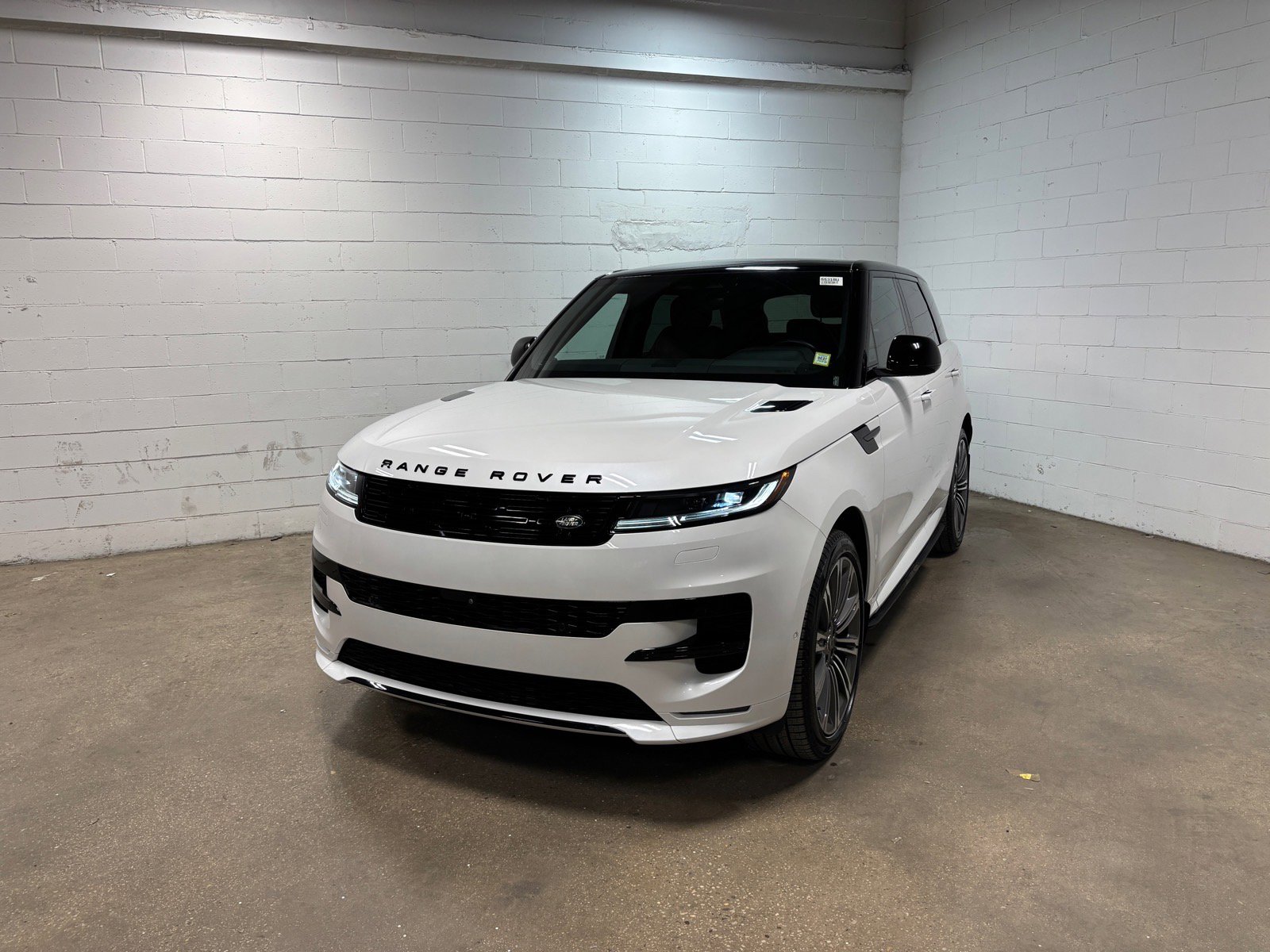 Used 2024 Land Rover Range Rover Sport Dynamic SE image 2