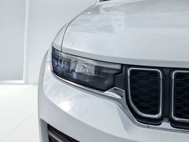 Used 2023 Jeep Grand Cherokee Laredo w/ Luxury Tech Group I AWD/4WD image 9