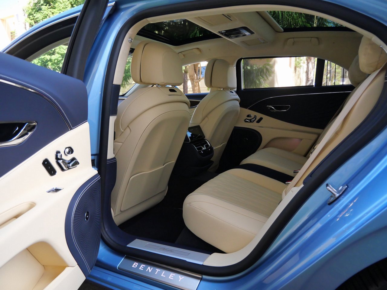 New 2026 Bentley Flying Spur Azure image 19