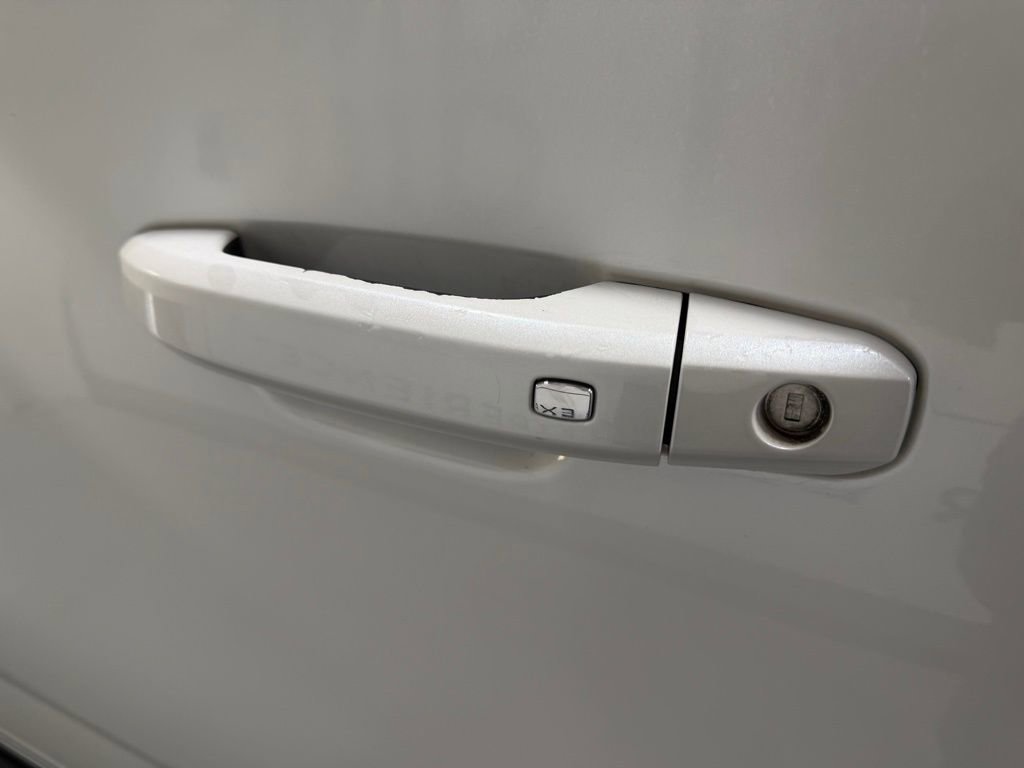 Used 2016 GMC Yukon SLT image 3