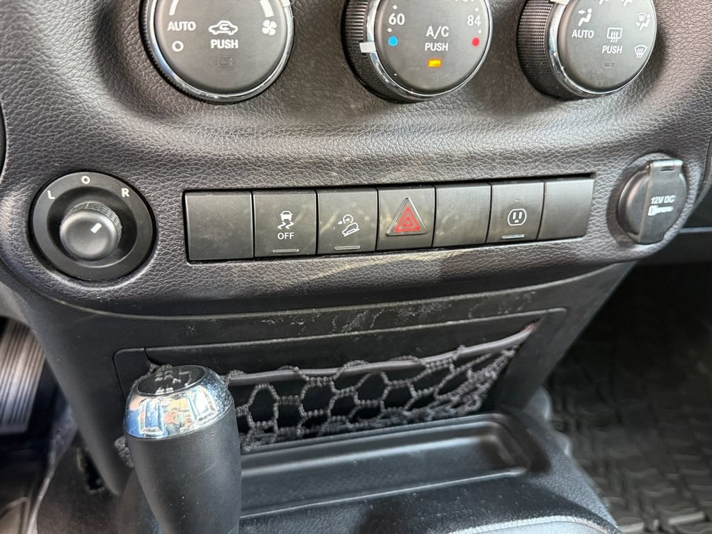 Used 2014 Jeep Wrangler Unlimited Rubicon w/ Connectivity Group AWD/4WD image 26