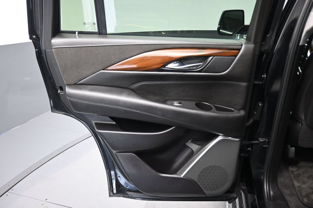 Used 2020 Cadillac Escalade Luxury w/ LPO, Radiant Package AWD/4WD image 34