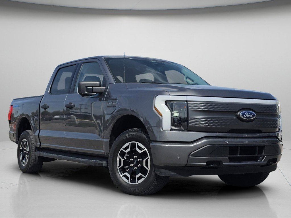 Used 2023 Ford F150 Lightning XLT image 2
