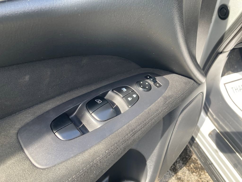 Used 2015 Nissan Pathfinder S image 16