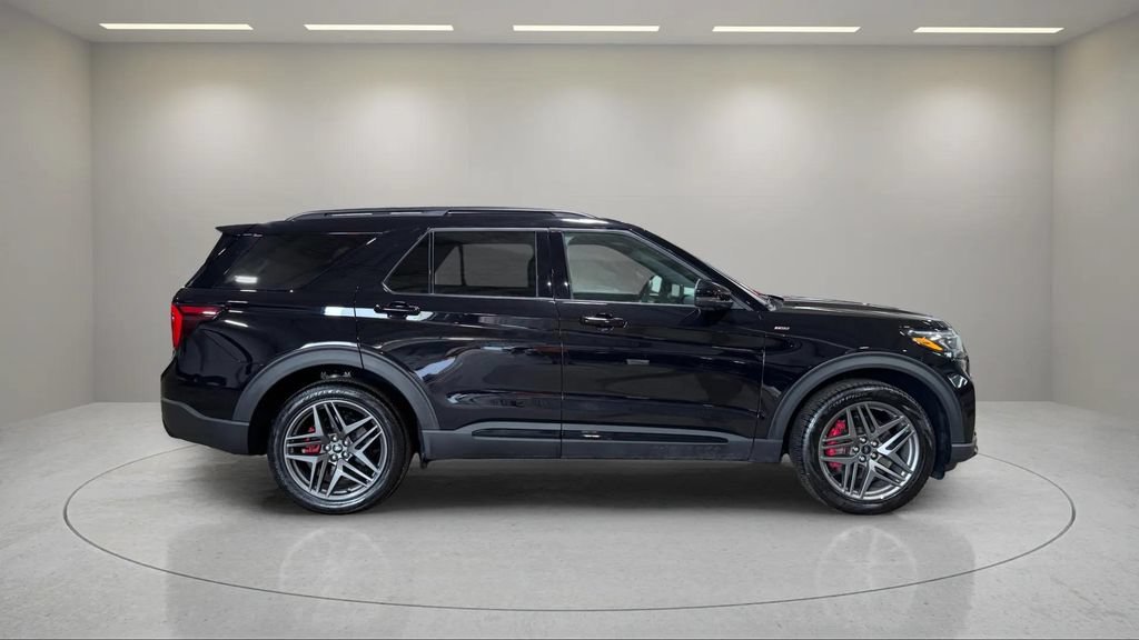 Used 2026 Ford Explorer ST-Line w/ ST-Line Street Pack AWD/4WD image 2