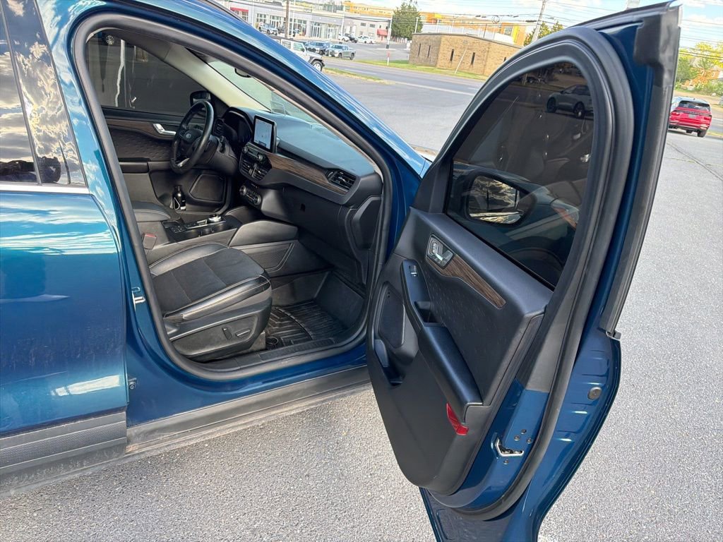 Used 2020 Ford Escape Titanium image 25