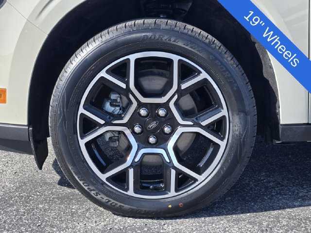 Certified 2025 Ford Maverick Lariat w/ 4K Tow Package AWD/4WD image 10