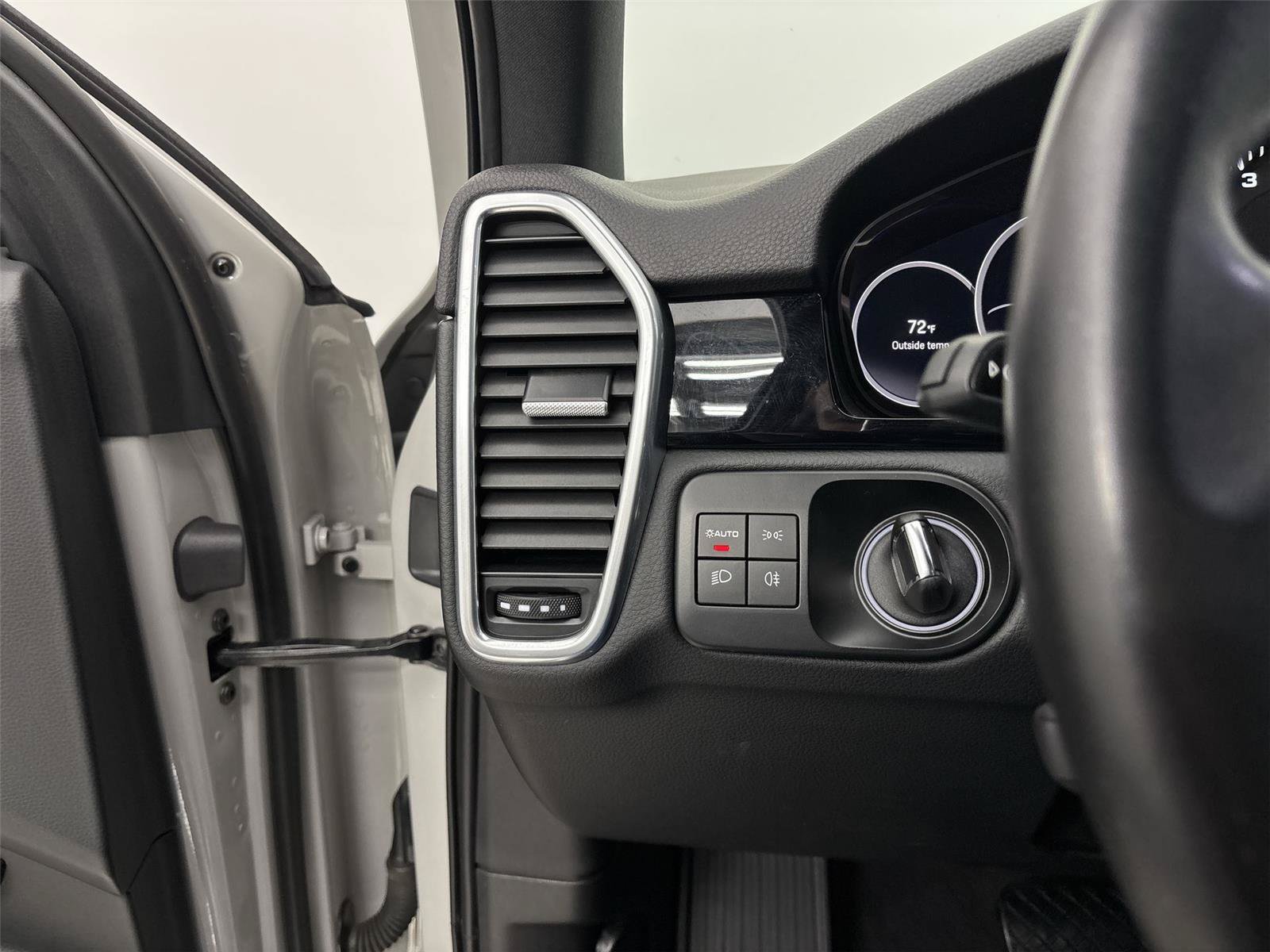 Used 2022 Porsche Cayenne Platinum Edition w/ Premium Package Plus AWD/4WD image 31
