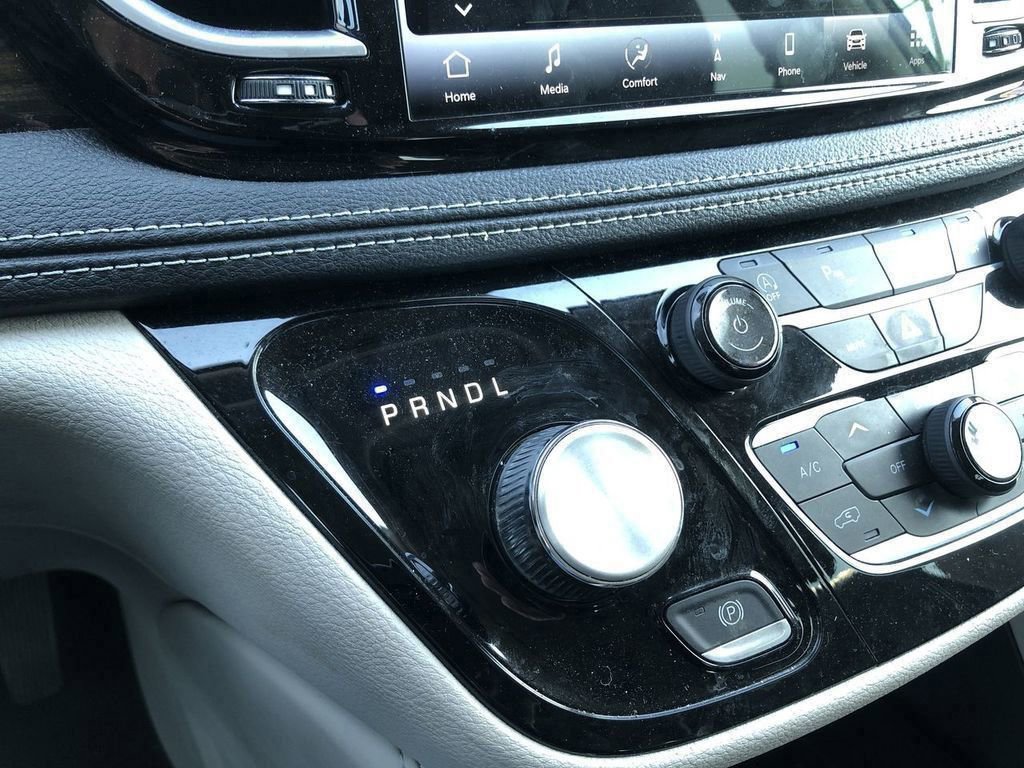 Used 2023 Chrysler Pacifica Limited FWD image 28