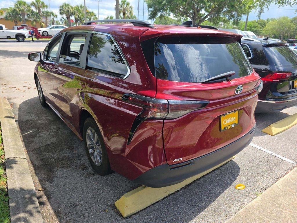 Used 2024 Toyota Sienna LE FWD image 5