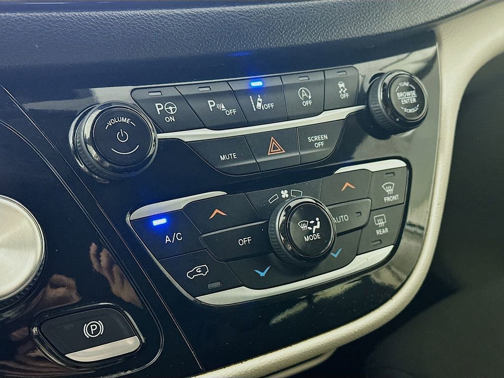 Used 2020 Chrysler Pacifica Touring w/ Advanced Safetytec Group image 18
