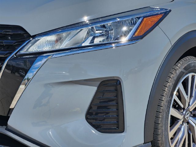 Used 2023 Nissan Kicks SV FWD image 9