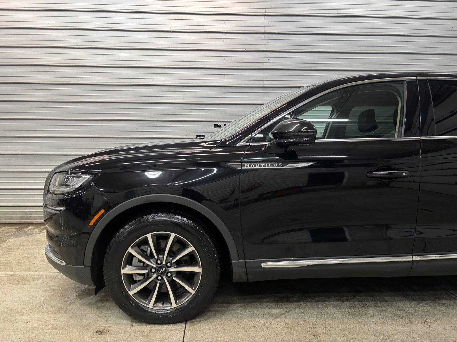 Used 2022 Lincoln Nautilus AWD image 3