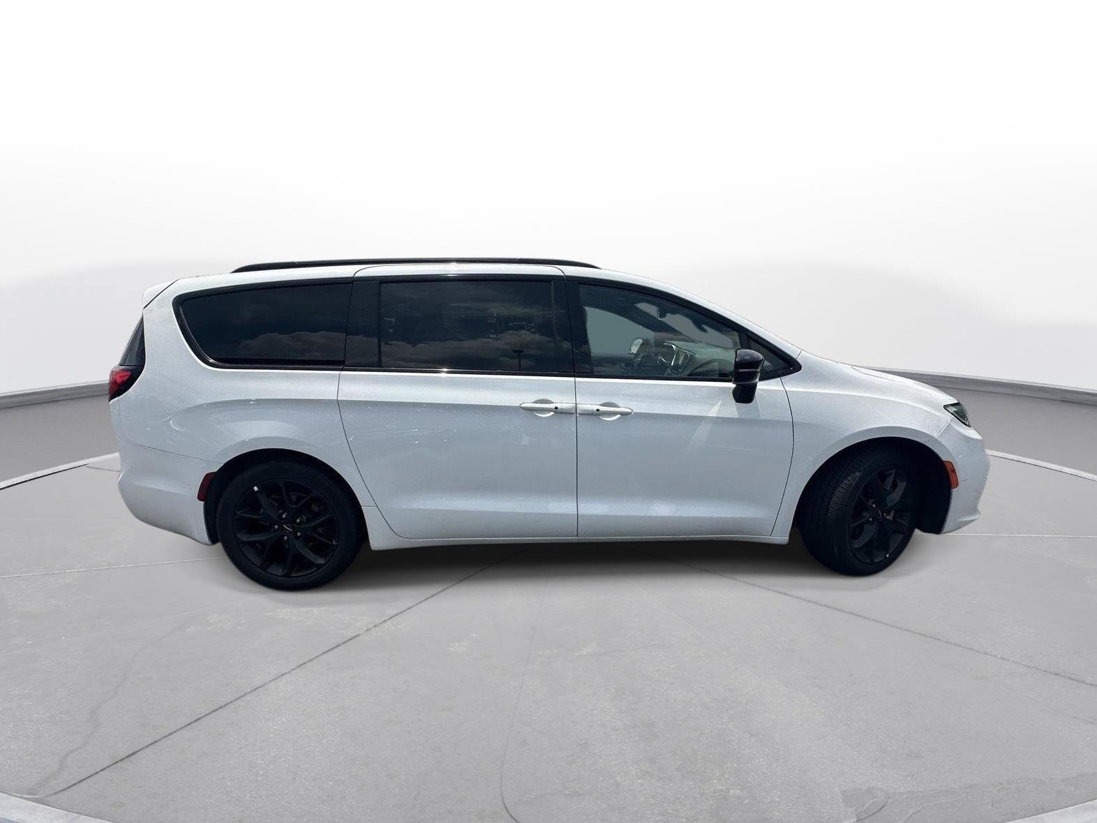Used 2025 Chrysler Pacifica Limited FWD image 4