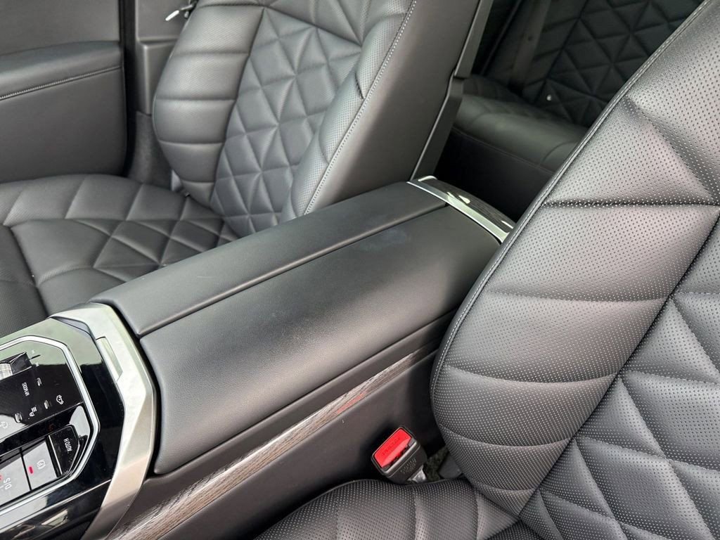 Used 2023 BMW 740i image 25
