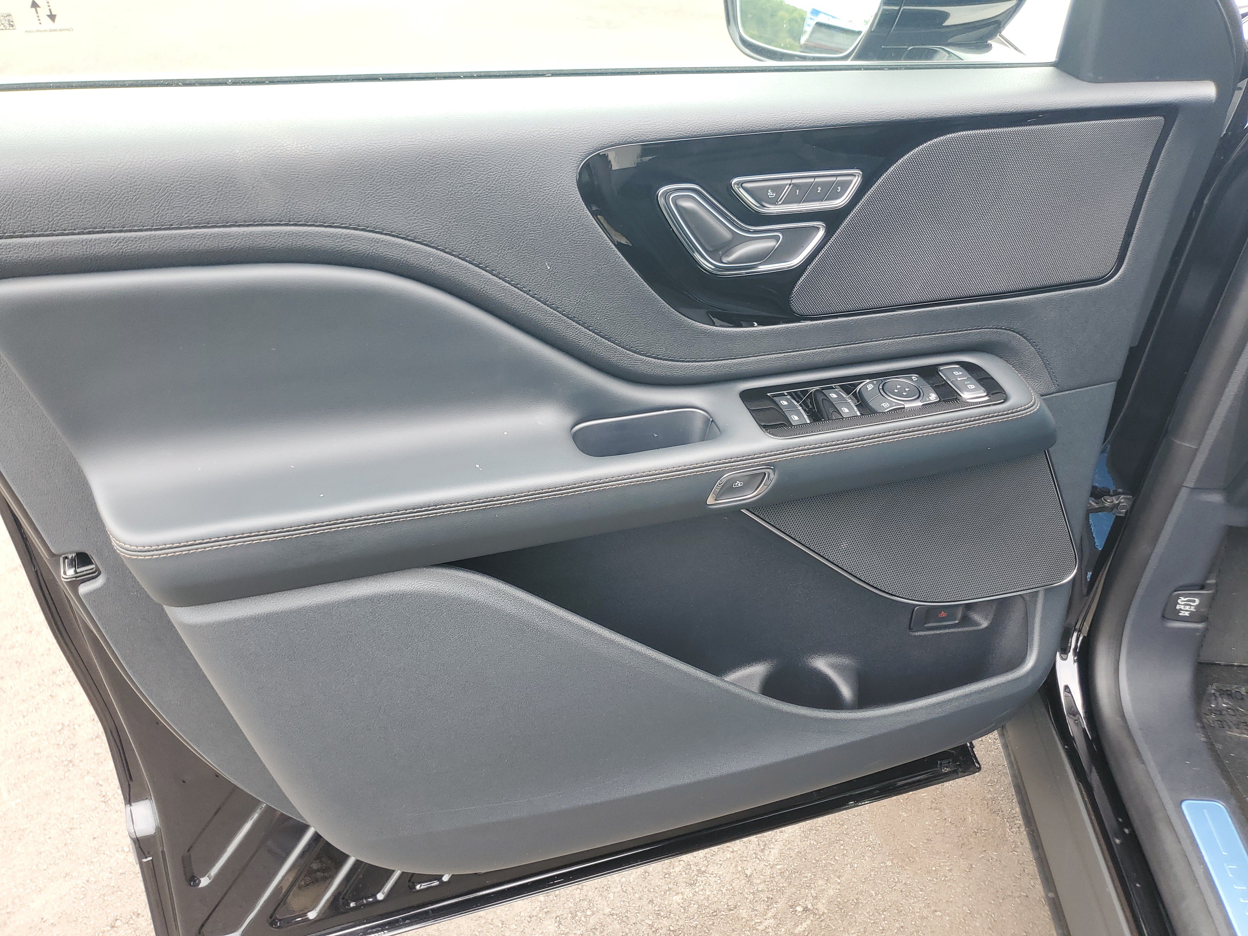 New 2026 Lincoln Aviator AWD image 8