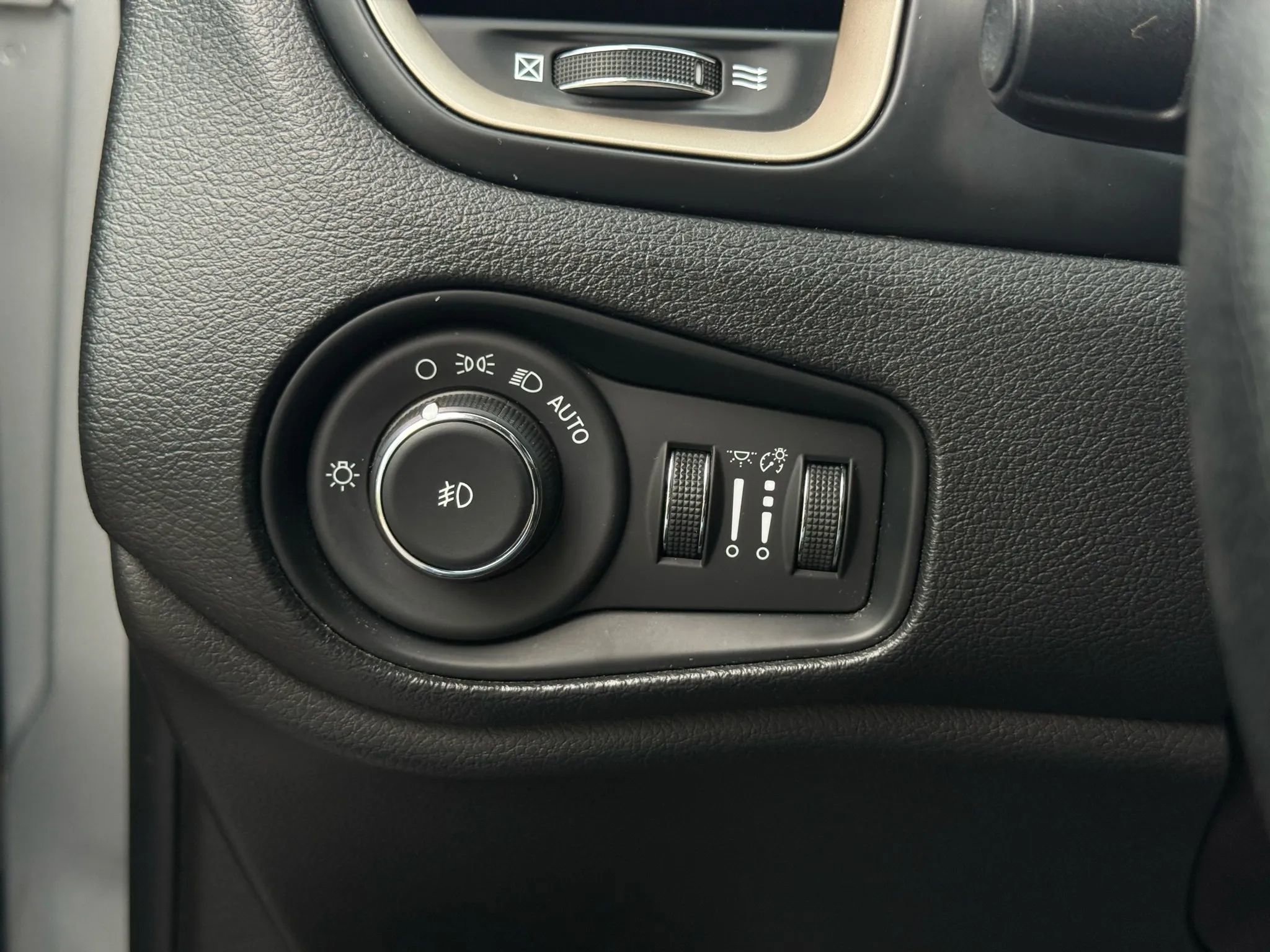 Used 2018 Jeep Renegade Altitude w/ UConnect 8.4 Nav Group image 41