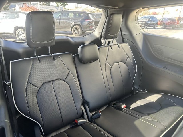 New 2026 Chrysler Pacifica Limited image 16