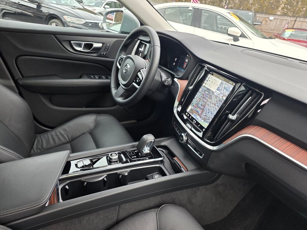 Used 2025 Volvo V60 B5 Cross Country Plus image 31