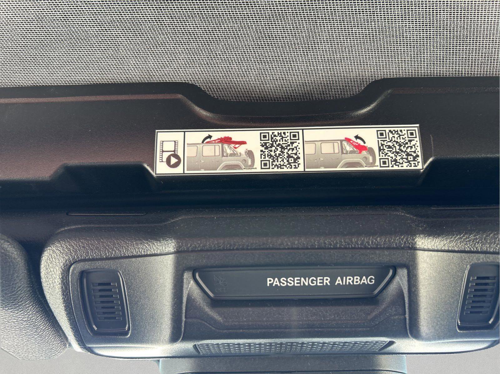 Certified 2025 Jeep Wrangler Sport AWD/4WD image 31