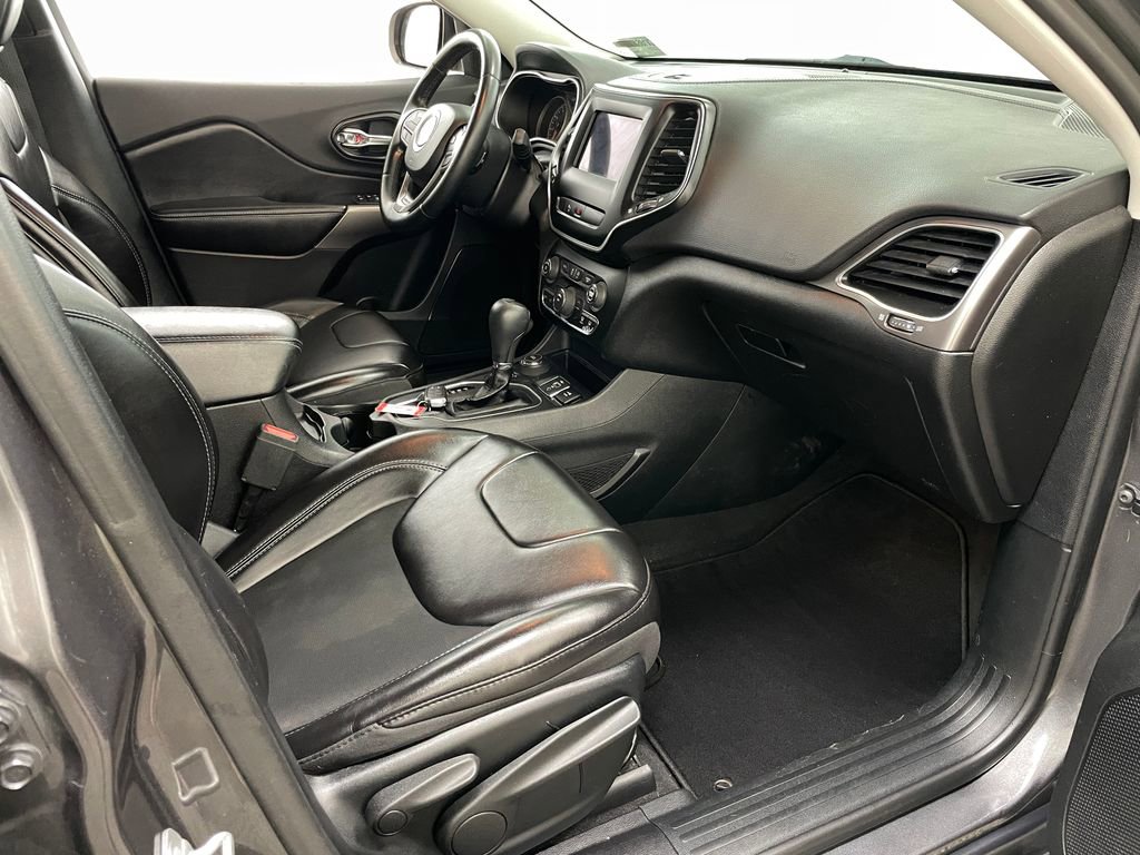 Used 2019 Jeep Cherokee Latitude Plus AWD/4WD image 35