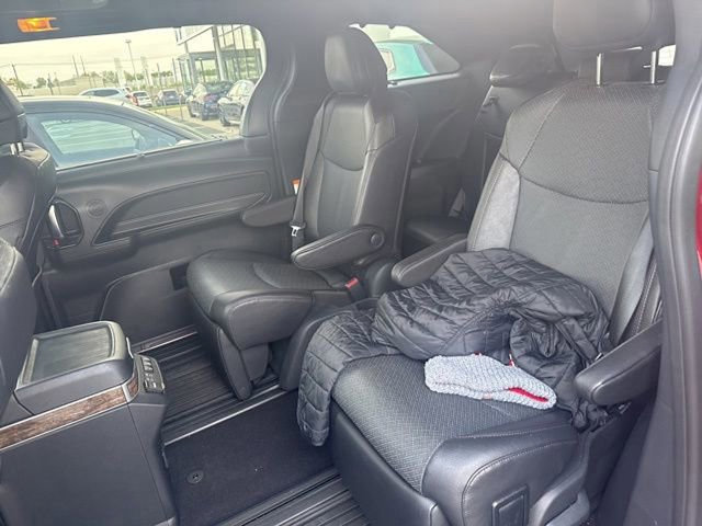 Used 2025 Toyota Sienna Platinum AWD/4WD image 18