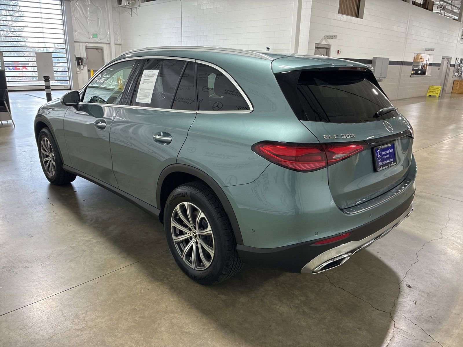 Used 2025 Mercedes-Benz GLC 300 4MATIC image 5