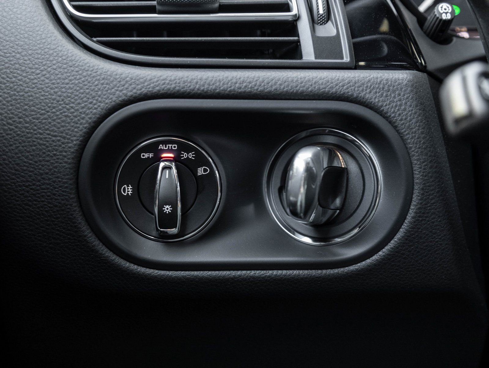 New 2026 Porsche Macan Turbo image 17