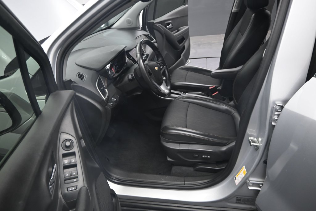 Used 2020 Chevrolet Trax LT w/ LT Convenience Package FWD image 14