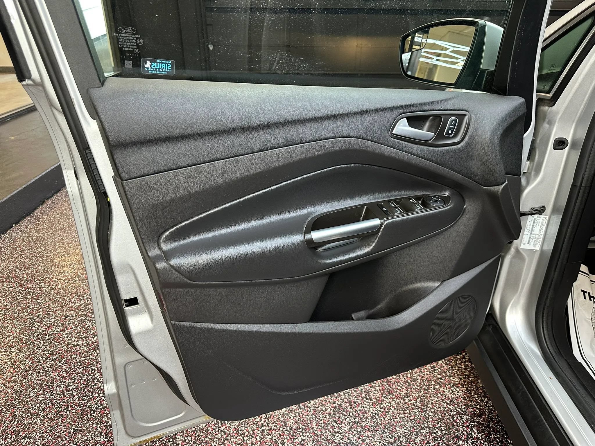 Used 2017 Ford C-MAX Energi SE w/ Equipment Group 402A FWD image 9