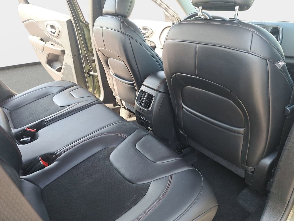 Used 2019 Jeep Cherokee Trailhawk w/ Cold Weather Group AWD/4WD image 12