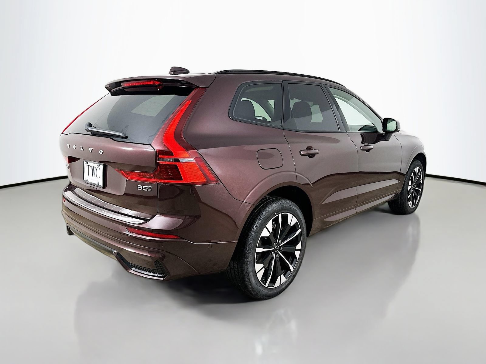 New 2026 Volvo XC60 B5 Plus w/ Protection Package Premier AWD/4WD image 5
