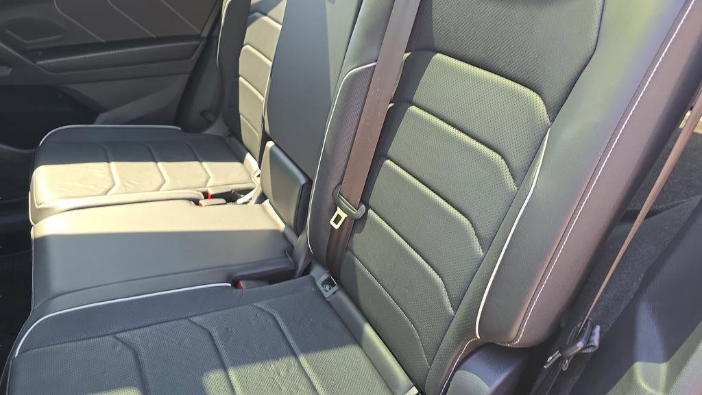 Used 2022 Volkswagen Tiguan SEL R-Line AWD/4WD image 9