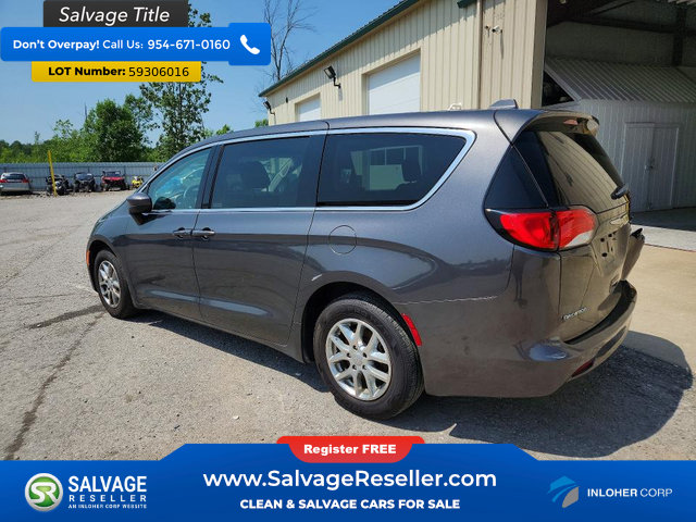 Used 2017 Chrysler Pacifica Touring FWD image 3