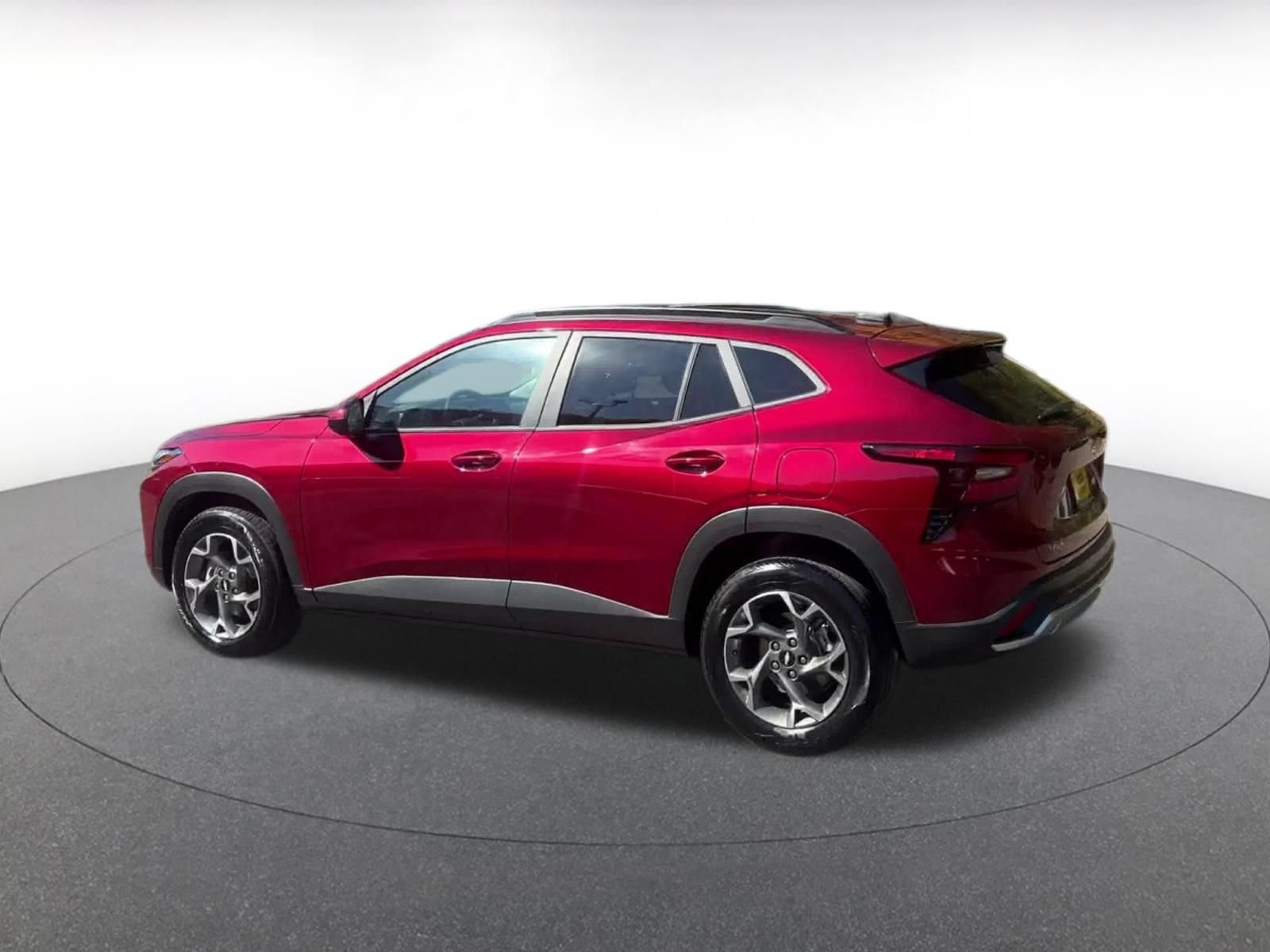 Used 2025 Chevrolet Trax LT w/ LT Convenience Package FWD image 9