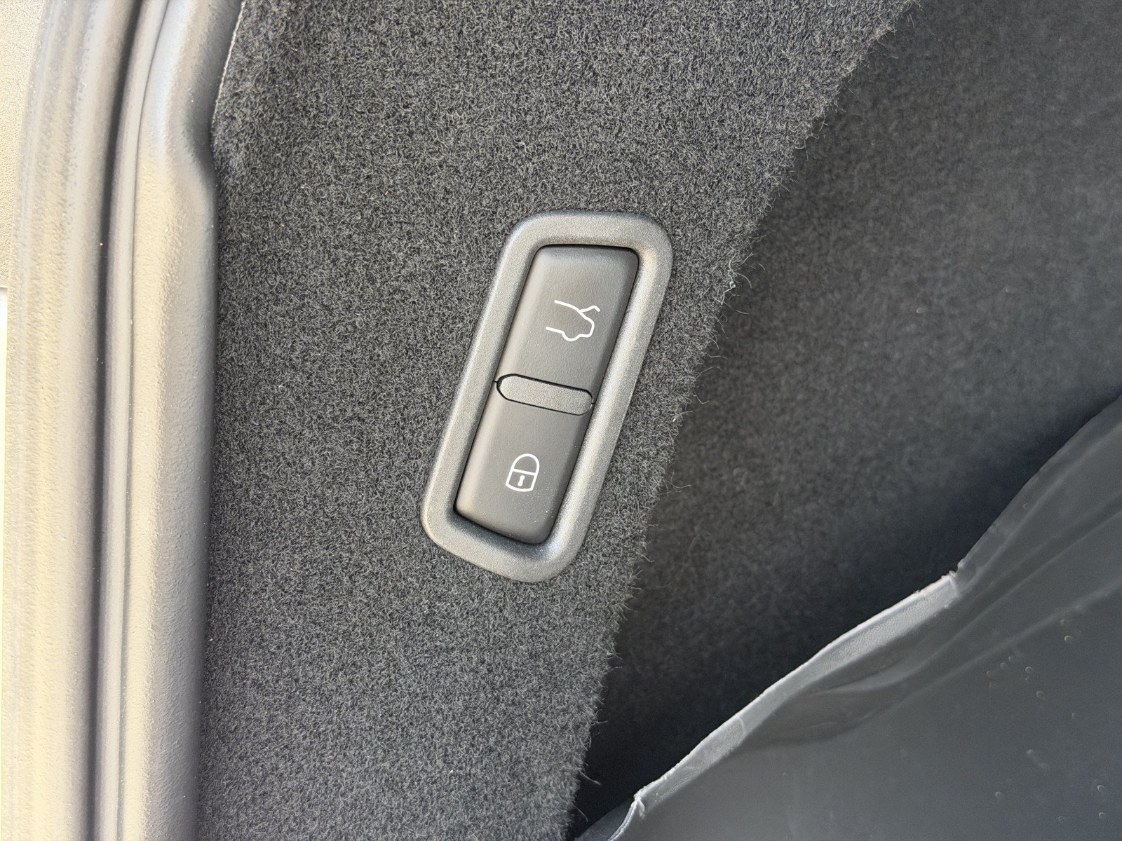 Used 2022 Maserati Levante Trofeo AWD/4WD image 40