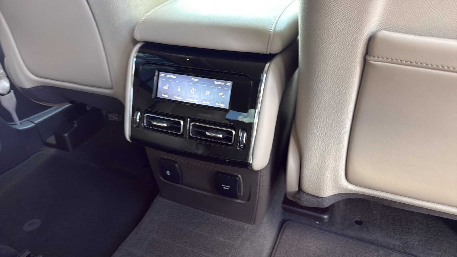 Used 2023 Lincoln Aviator Reserve w/ Equipment Group 201A AWD/4WD image 27
