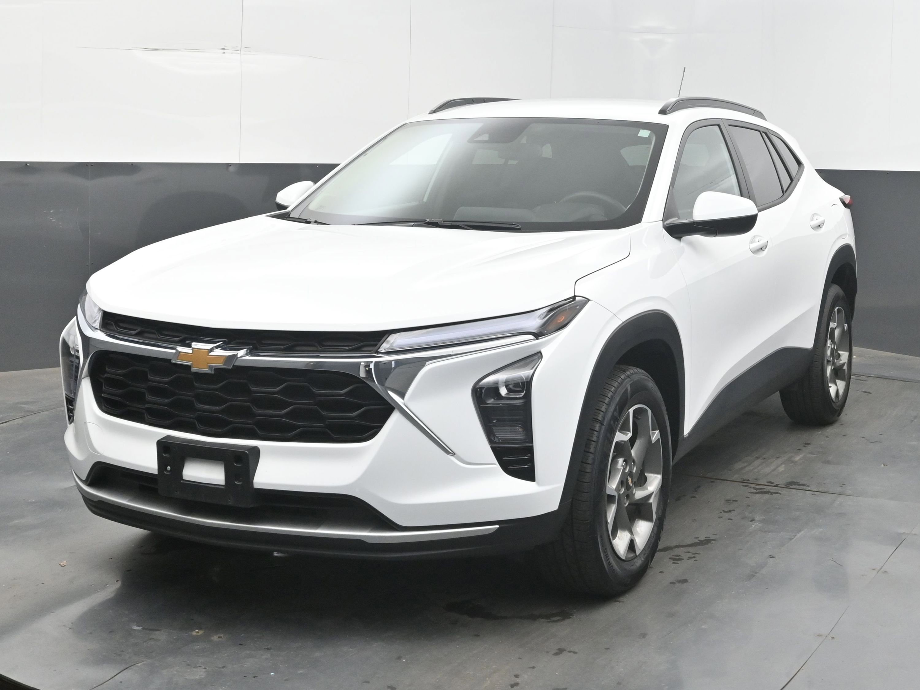 Used 2025 Chevrolet Trax LT w/ LT Convenience Package FWD image 4