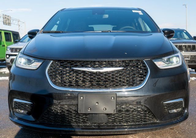 New 2026 Chrysler Pacifica Select image 3