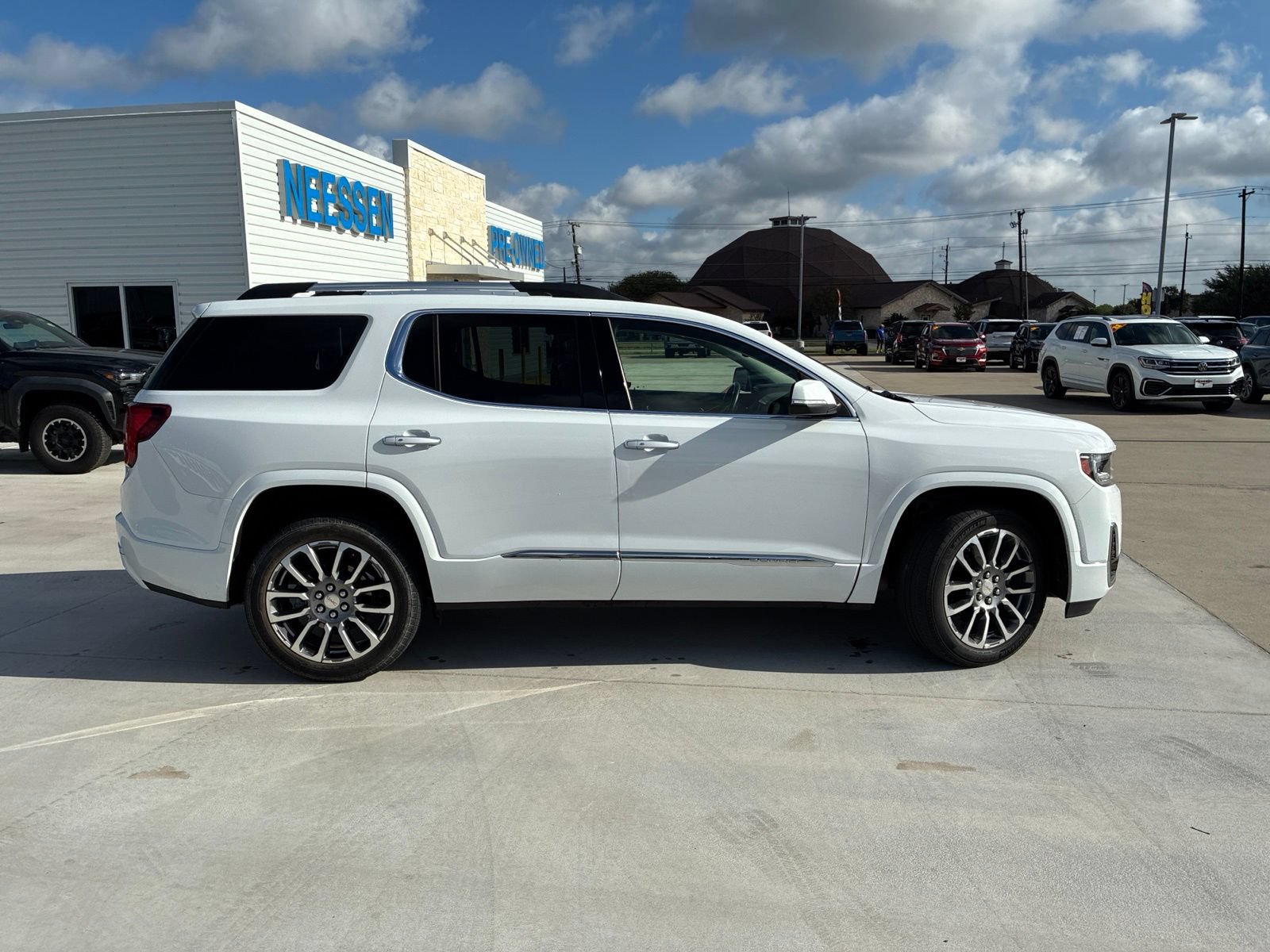 Used 2023 GMC Acadia Denali FWD image 2