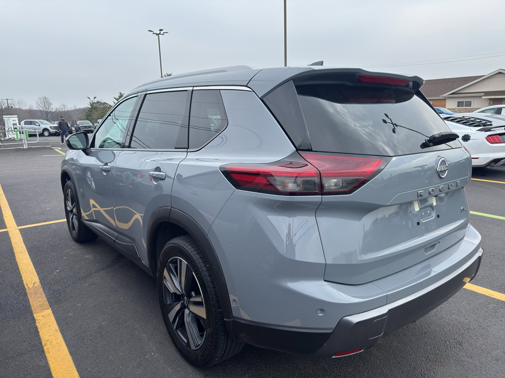 Used 2025 Nissan Rogue SL image 4
